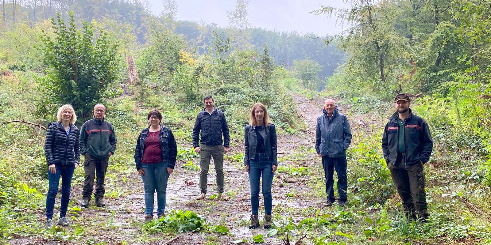 Bildunterzeile des Gruppenbildes (von links): Gruppenbild bei Begehung mit Jenny Groß MdL, Revierleiter Günter Müller, Jessica Weller MdL, Janick Pape, Ellen Demuth MdL, Michael Wäschenbach MdL und dem stellvertretenden Revierleiter Dominik Kühner.